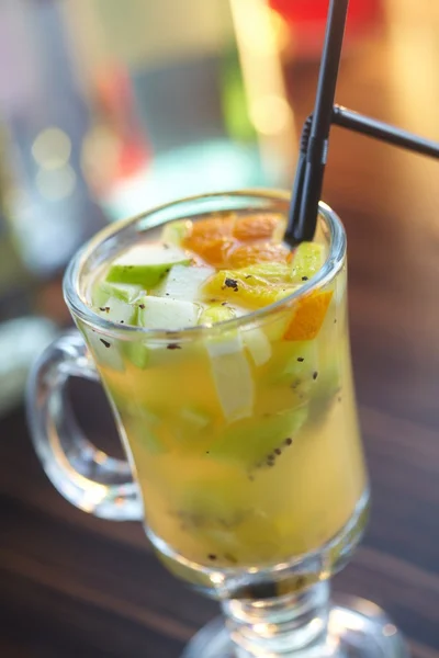 Cocktail con frutta — Foto Stock