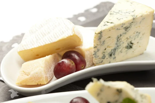 Placa de queso con uvas —  Fotos de Stock