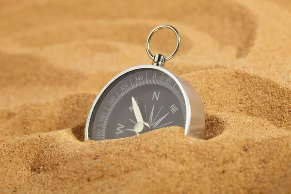 Kompass im Sand — Stockfoto