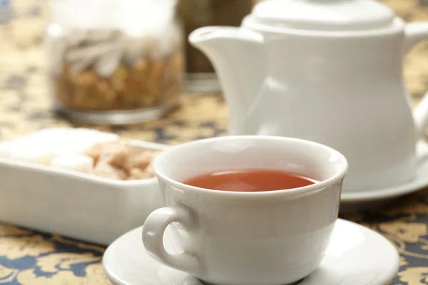 Чашка чая с чайником — стоковое фото