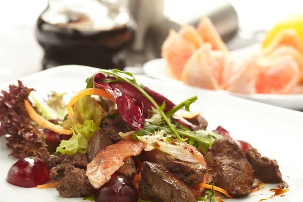 Beef with grapefruit and rucola salad — Stock Photo, Image