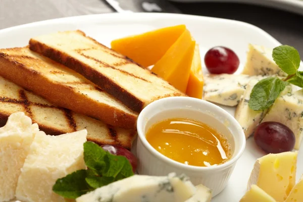 Üzüm ve ballı Peynir tabağı — Stok fotoğraf