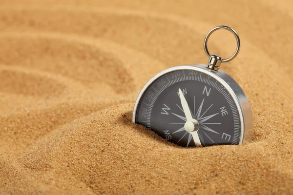 Kompass i sand — Stockfoto
