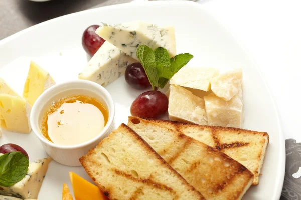 Placa de queso con uvas y miel —  Fotos de Stock