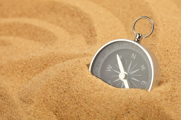 Kompas in zand — Stockfoto