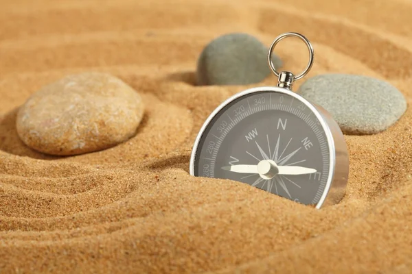 指南针在沙子中 — 图库照片