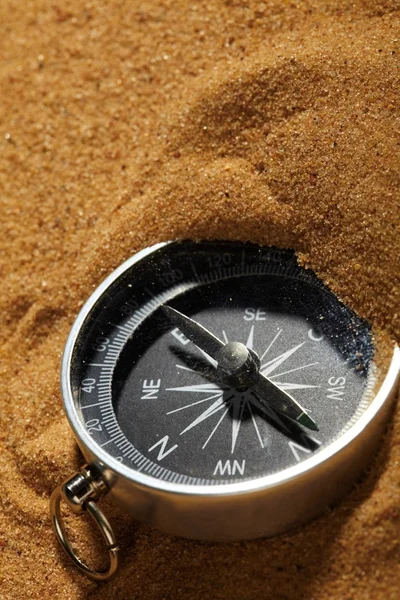 Компас в песке — стоковое фото