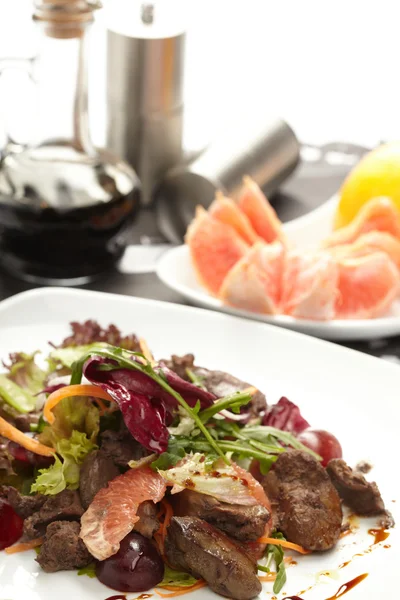 Beef with grapefruit and rucola salad — Stock Photo, Image