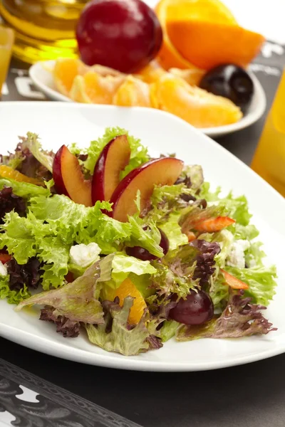 Ovocný salát s hlávkovým salátem — Stock fotografie