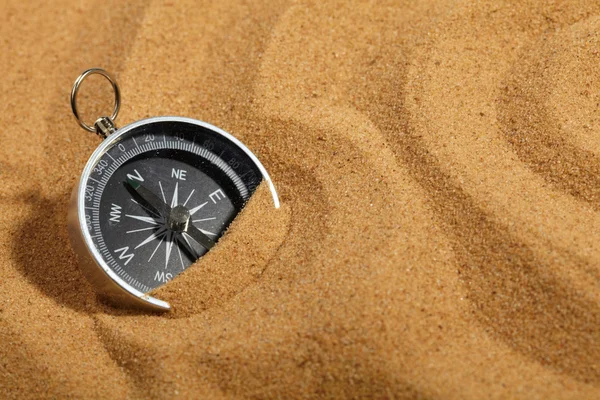 指南针在沙子中 — 图库照片