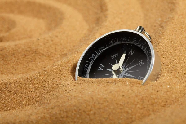 Bússola na areia — Fotografia de Stock