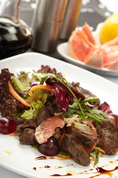 stock image Beef with grapefruit and rucola salad