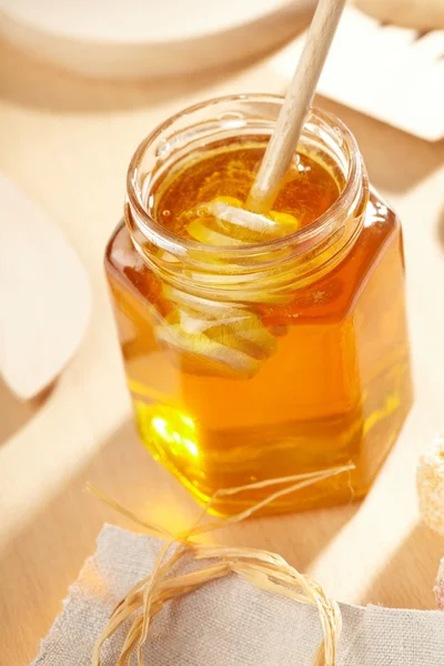 Miel con palo de madera — Foto de Stock