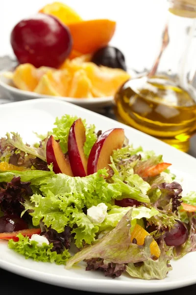Fruit salad with lettuce — Stock Photo, Image