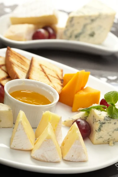 Prato de queijo com uvas e mel — Fotografia de Stock