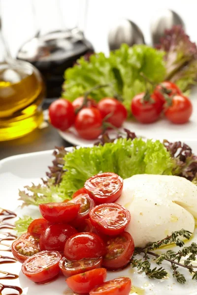 Tomates com mussarela — Fotografia de Stock