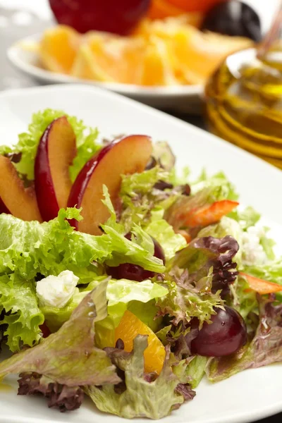 Salada de frutas com alface — Fotografia de Stock