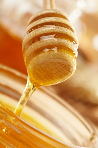 Мед з дерев'яною паличкою — стокове фото