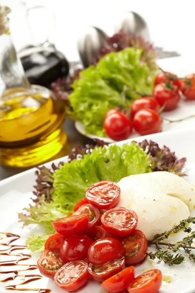 Tomaten mit Mozzarella — Stockfoto