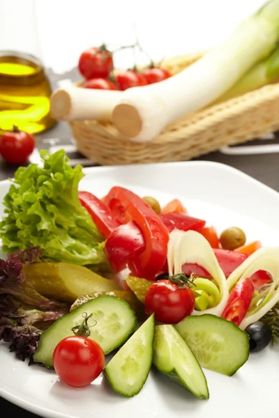 Färska grönsaker på tallriken — Stockfoto