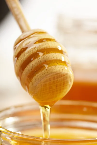 Med s dřevěnou holí — Stock fotografie