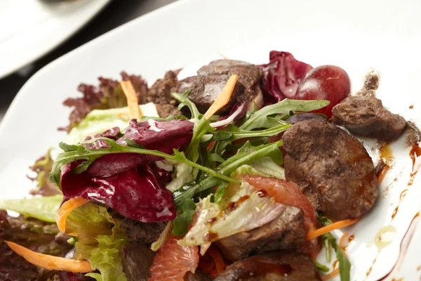 Beef with grapefruit and rucola salad — Stock Photo, Image