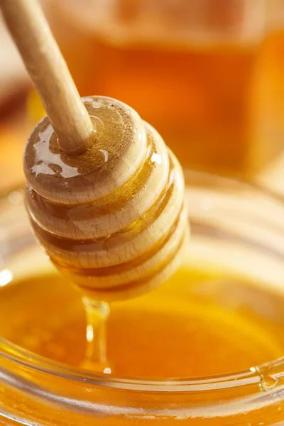 Honung med trä pinne — Stockfoto