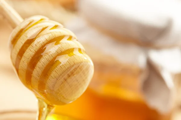 Honung med trä pinne — Stockfoto