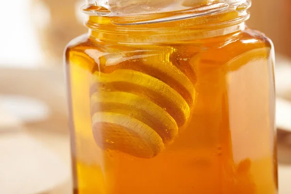 Honing met houten stok — Stockfoto