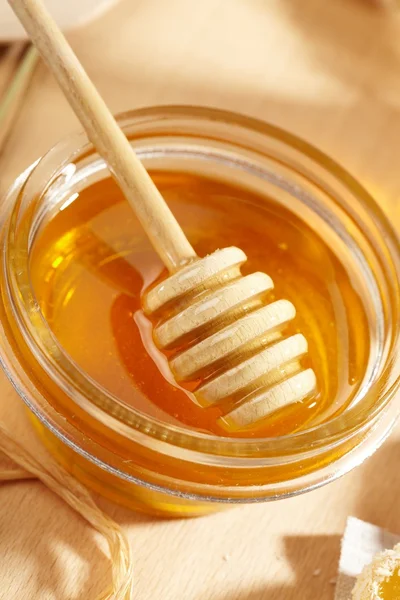 Honey with wood stick — Stock Photo, Image