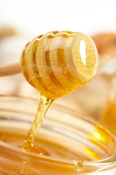 Мед з дерев'яною паличкою — стокове фото