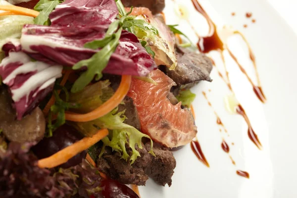 stock image Beef with grapefruit and rucola salad