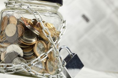 sikke para kavanoz içinde