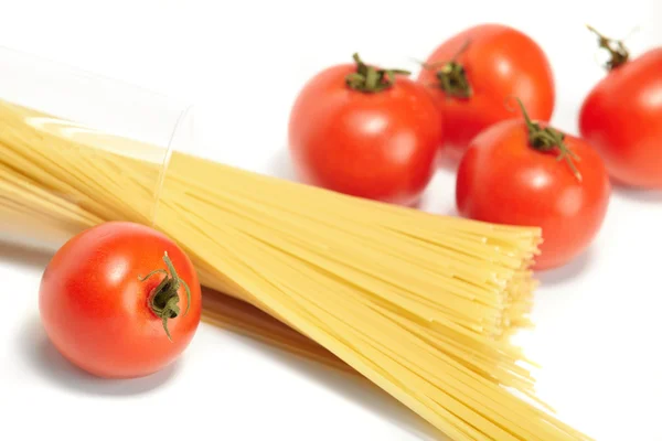 stock image Raw spaghetti and fresh tomatoes