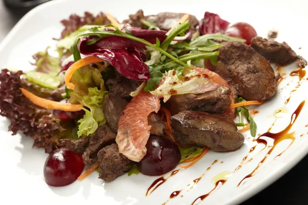 Daging sapi dengan buah anggur dan salad rucola — Stok Foto