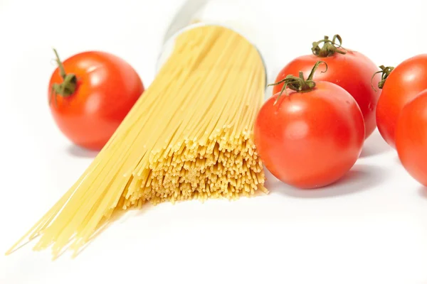 stock image Raw spaghetti and fresh tomatoes