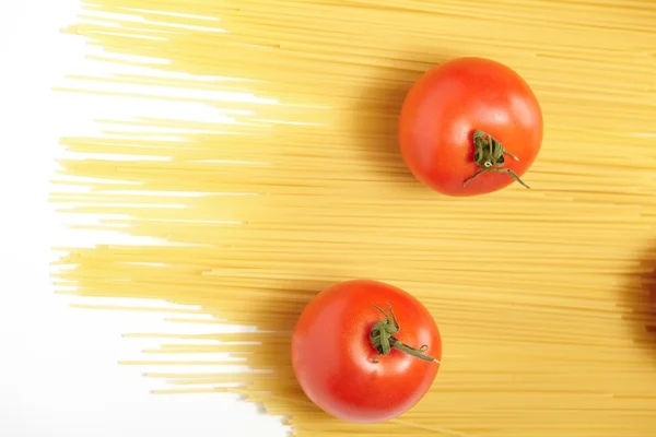 stock image Raw spaghetti and fresh tomatoes