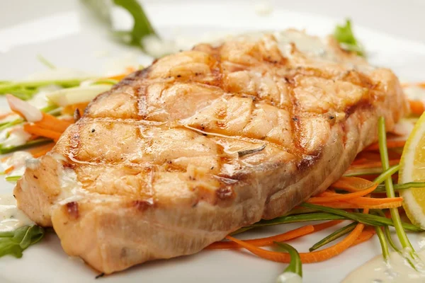 Fish steak with vegetables — Stock Photo, Image