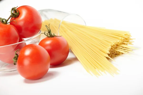 stock image Raw spaghetti and fresh tomatoes