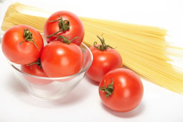 Espaguetis crudos y tomates frescos — Foto de Stock