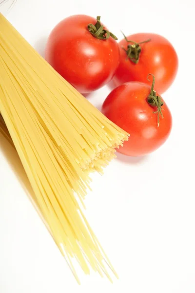 Rå spaghetti och färska tomater — Stockfoto