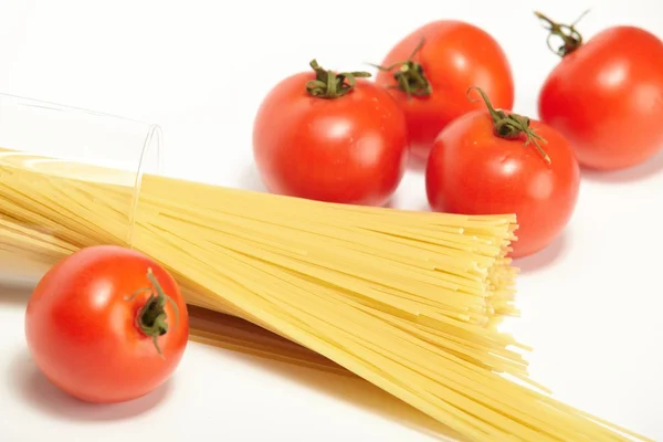 stock image Raw spaghetti and fresh tomatoes