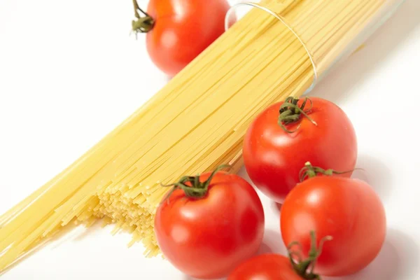 stock image Raw spaghetti and fresh tomatoes