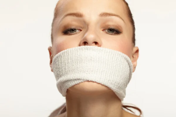 Söt ung kvinna med vita band på munnen — Stockfoto