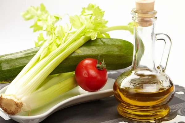 Свежие овощи с оливковым маслом — стоковое фото