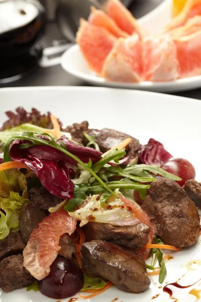 Rindfleisch mit Grapefruit und Rucola-Salat — Stockfoto