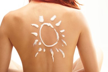 kadın güneş şekilli güneş kremi ile