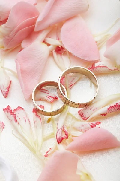 ゴールデン リングとバラの花びら — ストック写真