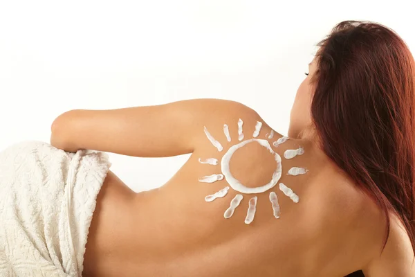 Mulher com creme solar em forma de sol — Fotografia de Stock
