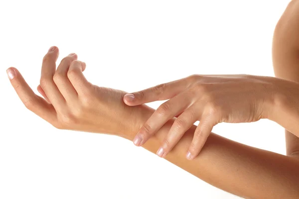 Weibchen cremen ihre Hände ein — Stockfoto